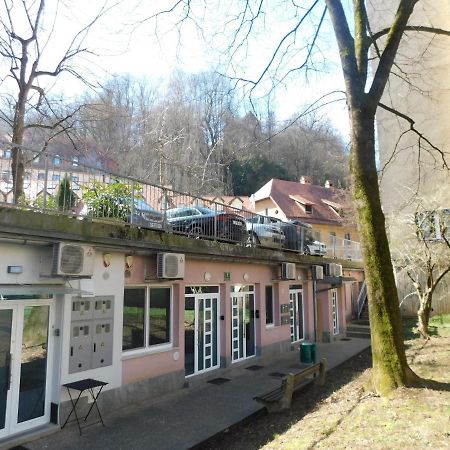 Modern Center Studio Under The Castle V Apartment Ljubljana Bagian luar foto
